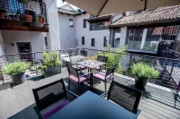 Uve Rooms & Wine Bar