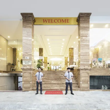 La Casa Hotel Nha Trang Отели рядом с достопримечательностью «Хончонг»