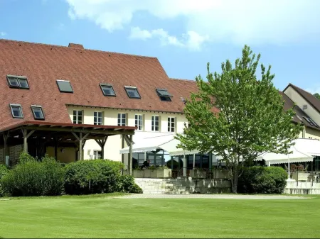 Logis Hôtel Golf le Domaine du Val de Sorne Отели в г. Шарсье