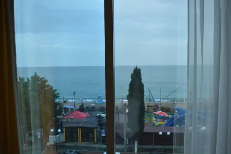 Адмирал Отели рядом с достопримечательностью «Пляж "Роза Хутор"»