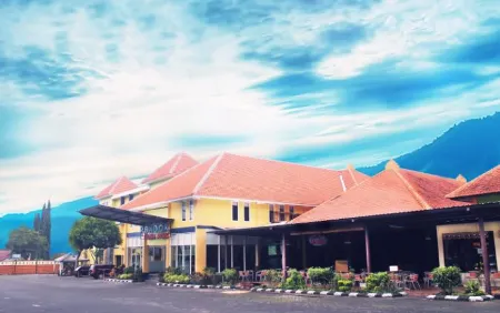 Pondok Jatim Park Hotel & Cafe Отели в г. Бату