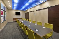 Holiday Inn Express & Suites Parkersburg East