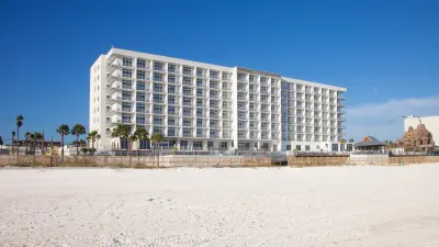Holiday Inn Express & Suites Panama City Beach - Beachfront Các khách sạn gần Student Breaks