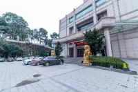 Zhao Ri International Hotel فنادق في فنغ شِن
