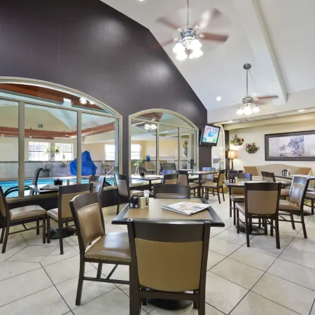 Best Western Plus Tulsa Inn  Suites Отели рядом с достопримечательностью «Лафорчун Парк»