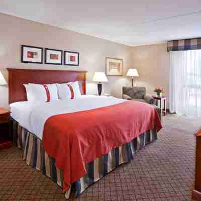 Holiday Inn & Suites Cincinnati-Eastgate (I-275E) Rooms