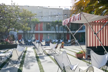 Phoenix Hotel Отели рядом с достопримечательностью «Парк Мишен Долорес»