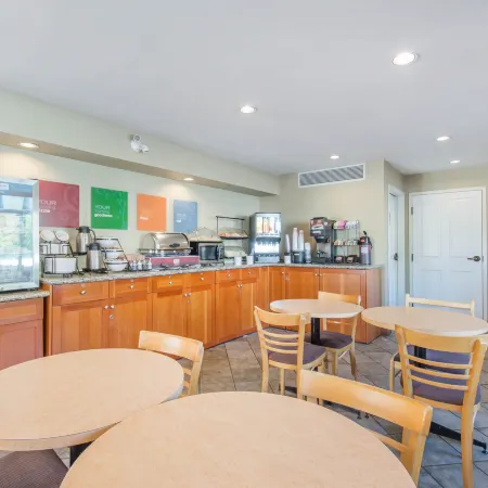 Econo Lodge Inn & Suites - North Vancouver