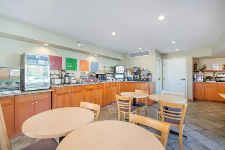 Econo Lodge Inn & Suites - North Vancouver Отели рядом с достопримечательностью «Spirit Gallery»