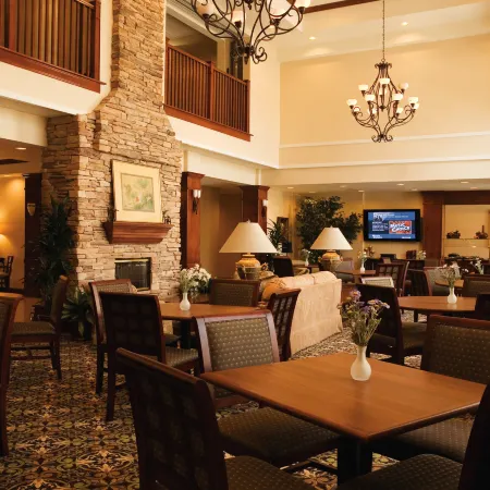 Staybridge Suites OMAHA 80TH AND DODGE by IHG Отели рядом с достопримечательностью «Парк аттракционов Fun-Plex»