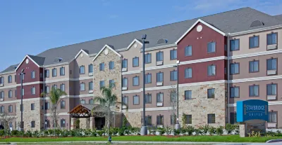 Staybridge Suites Houston Stafford - Sugar Land Hotel dekat AMF Stafford Lanes