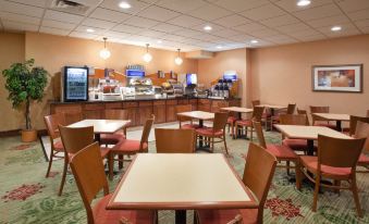 Holiday Inn Express & Suites Cleveland-Streetsboro