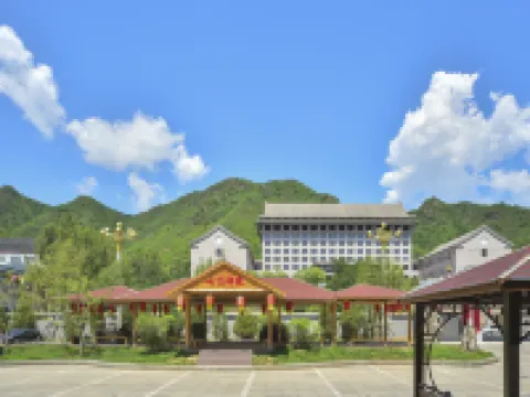Jinshuiwan Hot Spring Resort Hotels near Sacrifice Site of Martyr Dong Cunrui