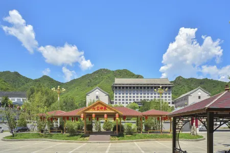 Jinshuiwan Hot Spring Resort Отели в г. Лунхуа
