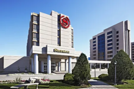 Sheraton Parkway Toronto North Hotel & Suites Отели рядом с достопримечательностью «The Origin»