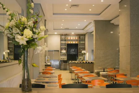 Hotel Continental Business - 200 Metros do Complexo Hospitalar Santa Casa Отели рядом с достопримечательностью «Public Library»