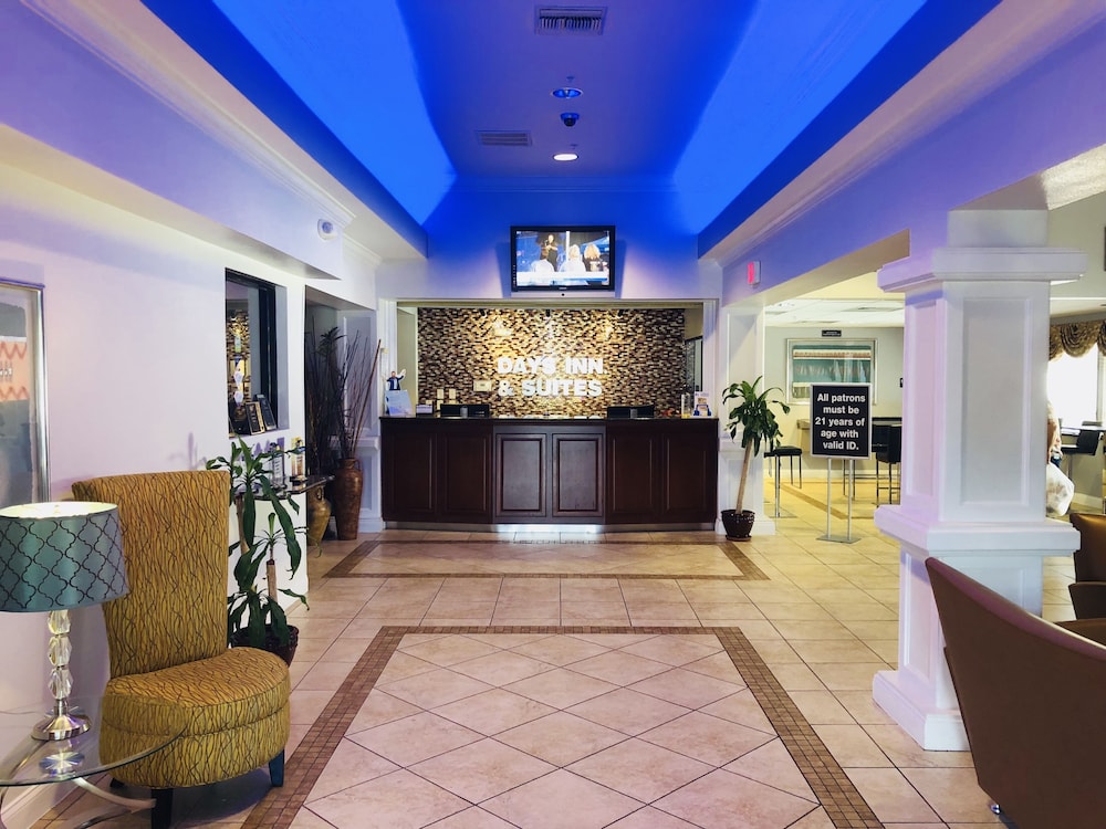 Days Inn & Suites by Wyndham Lakeland