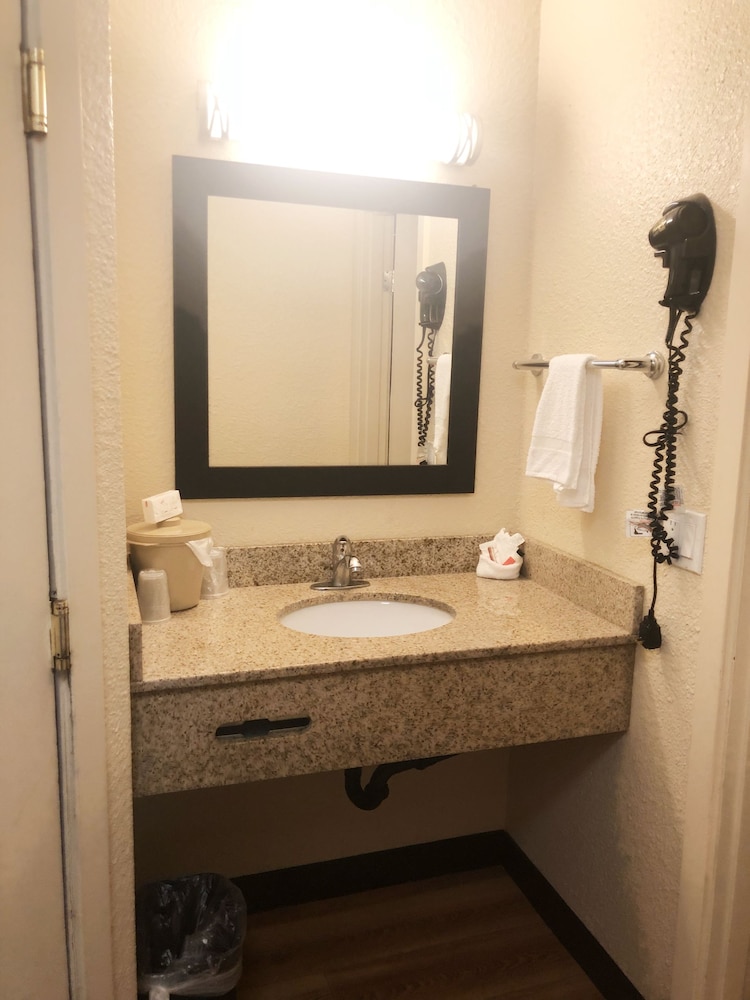 Evergreen Inn & Suites Portland