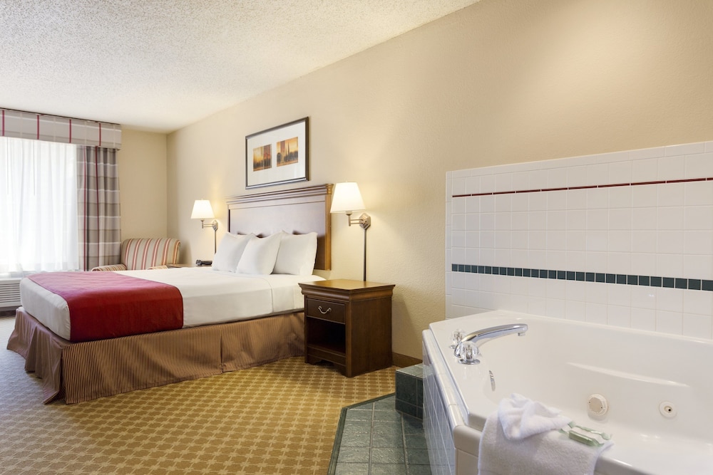 Country Inn & Suites by Radisson, Nevada, MO