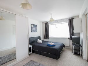 Lovely Rooms in a Quiet Place of Woking