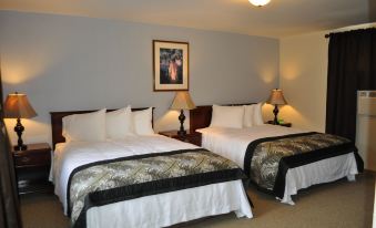 a hotel room with two beds , one on the left and one on the right side of the room at Wine Valley Inn