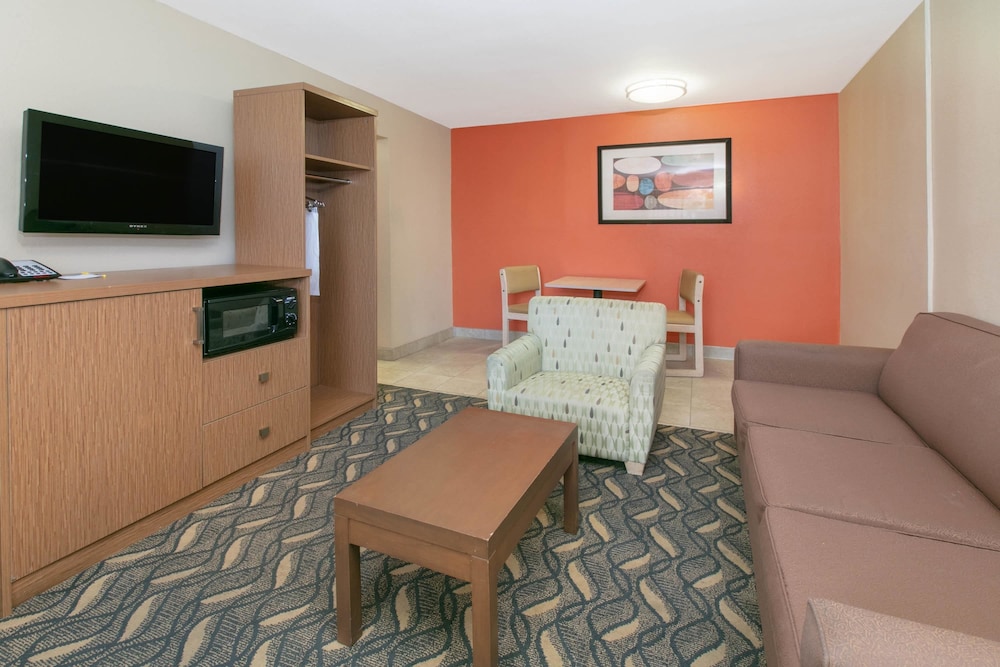 Days Inn & Suites by Wyndham Arlington Near Six Flags