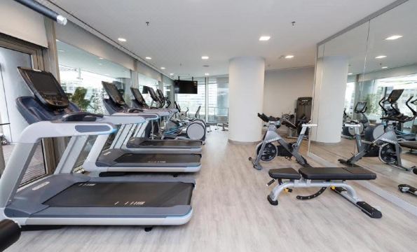 힐튼 디아고날 마르의 야외 수영장과 건물 외관