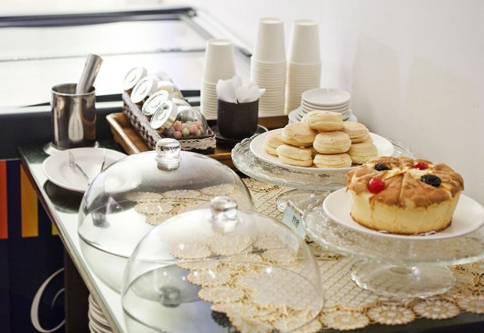 저스트 인조이 비즈니스 호텔의 밝은 식당 공간