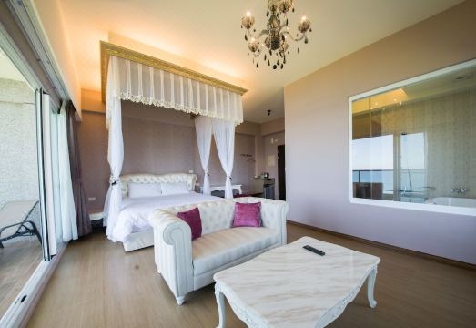 Whitecaps Hostel 주변 해안 도로 이미지