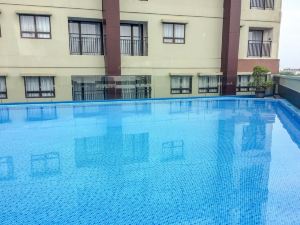 Simply Studio Room Atria Residence Apartment Near Summarecon Mall