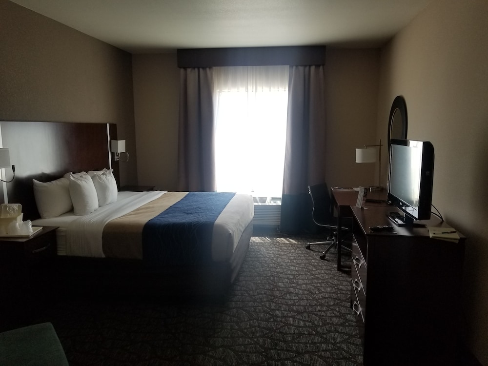 Holiday Inn Express & Suites Junction City