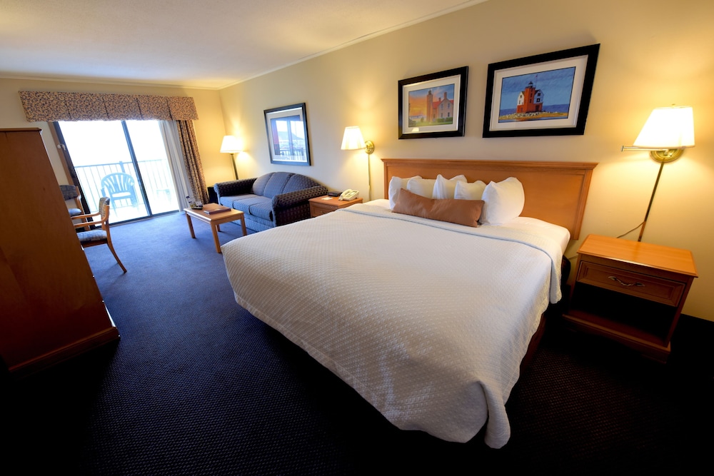 Days Inn by Wyndham Mackinaw City - Lakeview