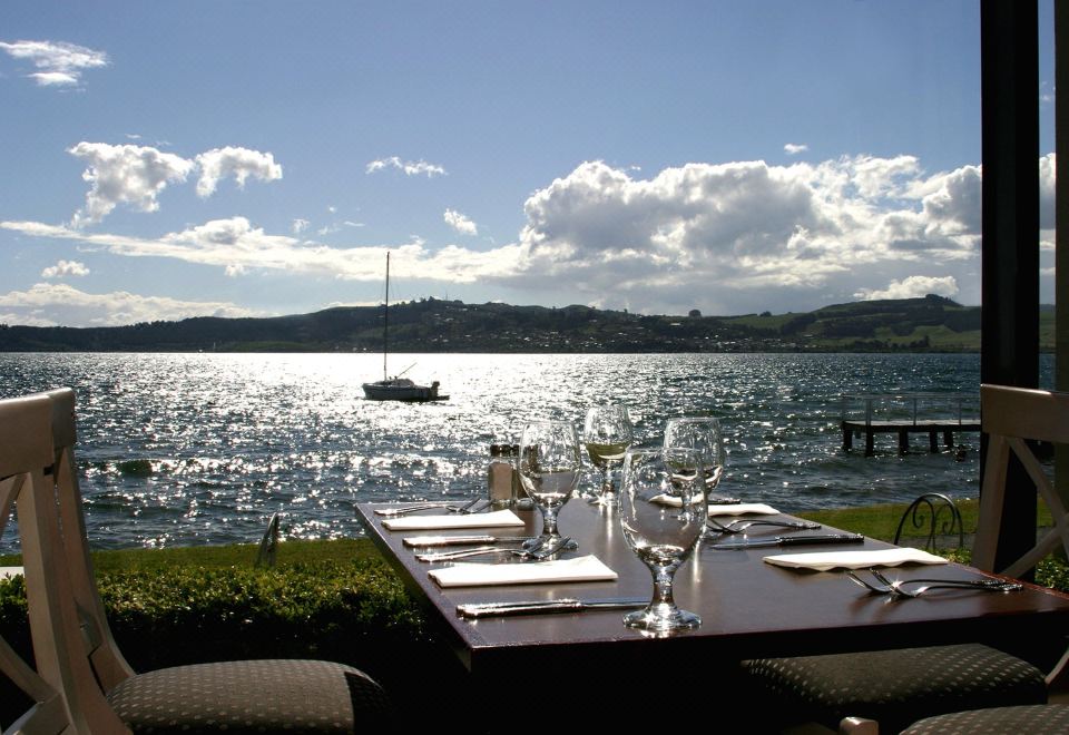 밀레니엄 호텔 타우포 저녁 풍경