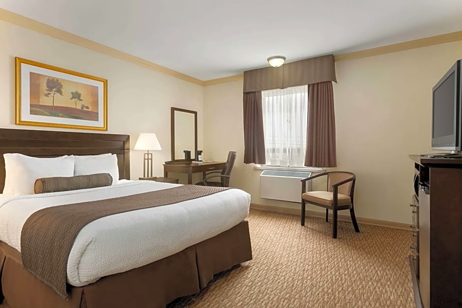 Days Inn & Suites by Wyndham Sault Ste. Marie on