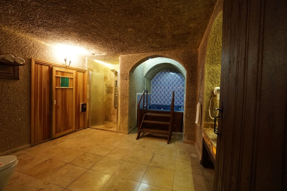 Roma Cave Suite