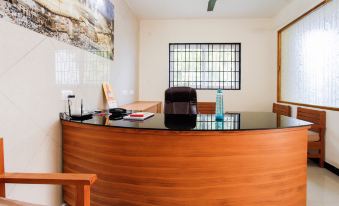 OYO 67022 Crescent Lodge - Housity