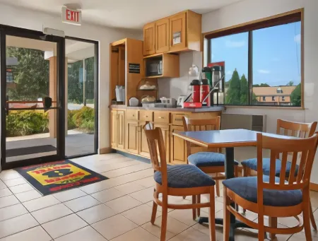 Super 8 by Wyndham Farmville