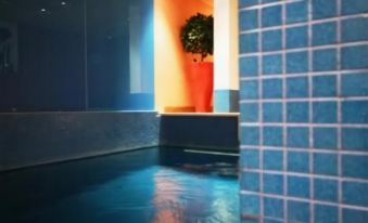 Westside Arc de Triomphe Hotel