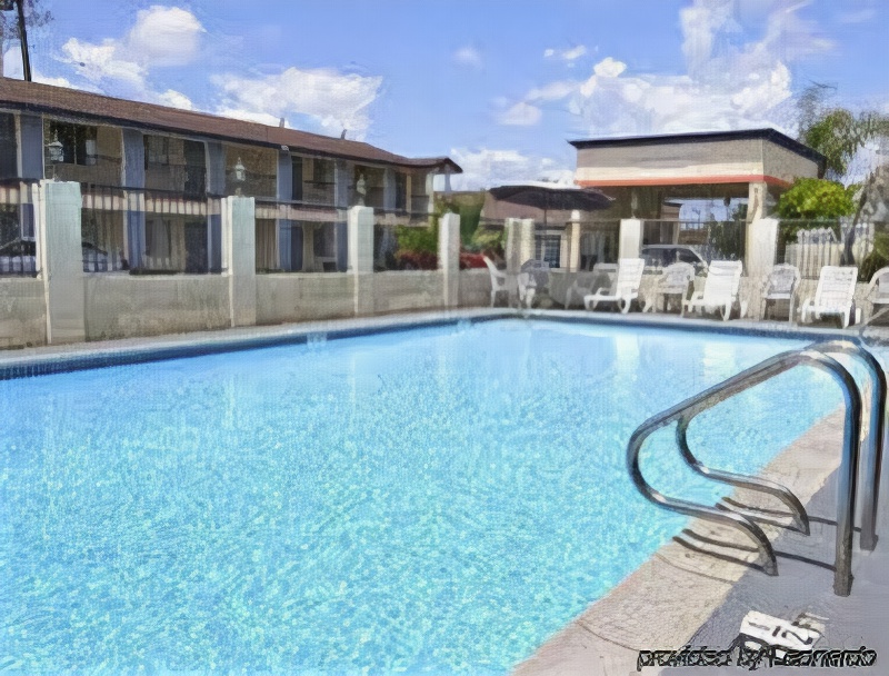 Howard Johnson by Wyndham Orange Hotel & Suites