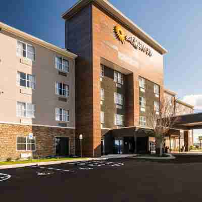 La Quinta Inn & Suites by Wyndham Montgomery Hotel Exterior