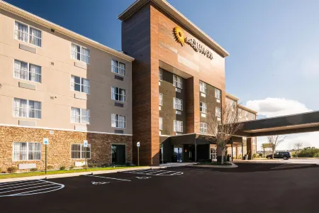 La Quinta Inn & Suites by Wyndham Montgomery Отели рядом с достопримечательностью «Монтгомери Музеум оф Файн Артс»