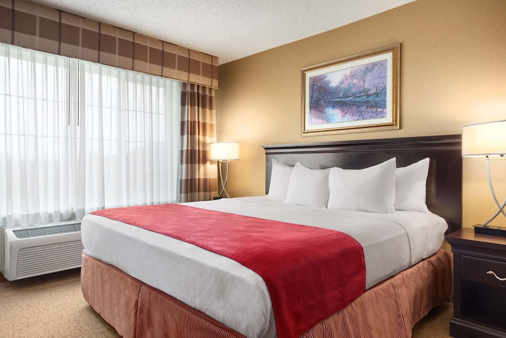 Country Inn & Suites by Radisson, West Bend, WI