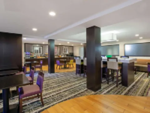 La Quinta Inn & Suites by Wyndham Detroit Metro Airport Hotels in Romulus