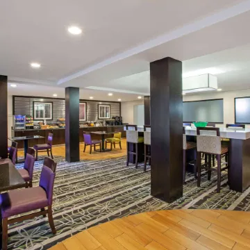 La Quinta Inn & Suites by Wyndham Detroit Metro Airport