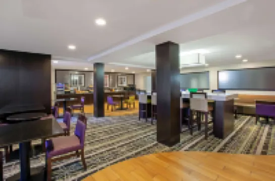La Quinta Inn & Suites by Wyndham Detroit Metro Airport