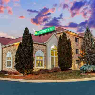 La Quinta Inn & Suites by Wyndham Milwaukee Delafield Hotel Exterior