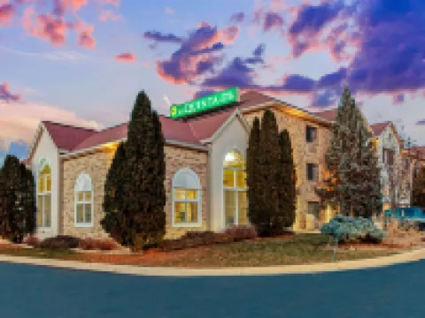 La Quinta Inn & Suites by Wyndham Milwaukee Delafield Hotels in Delafield