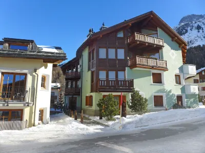 Chesa Vadret Surlej Hotels near Restaurant Pizzeria Arlas
