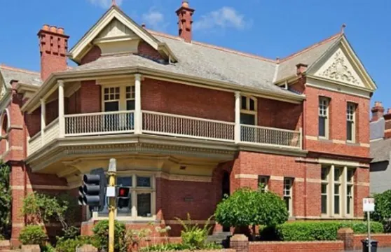 吉朗來利門樓酒店