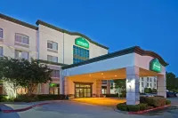 Holiday Inn Express & Suites Arlington North – Stadium Area